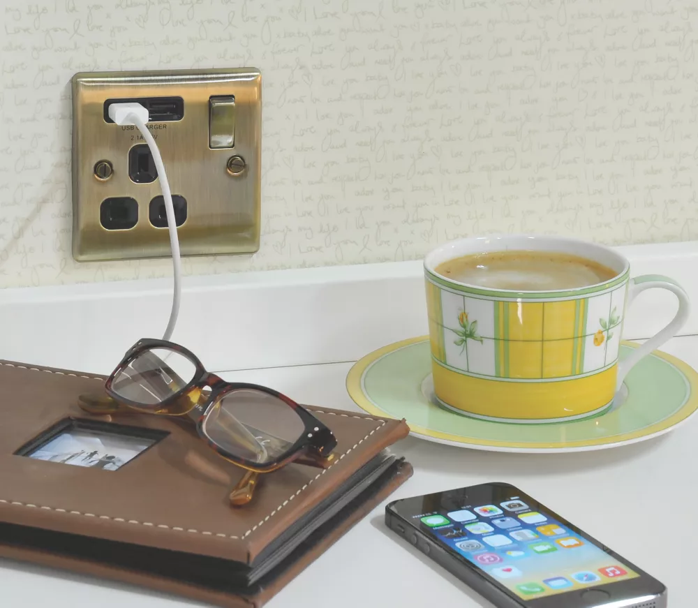 British General Nexus Metal 13A 1-Gang SP Switched Socket + 2.1A 2-Outlet Type A USB Charger Antique Brass With Black Inserts 5 British General Nexus Metal 13A 1-Gang SP Switched Socket + 2.1A 2-Outlet Type A USB Charger Antique Brass With Black Inserts - Image 3