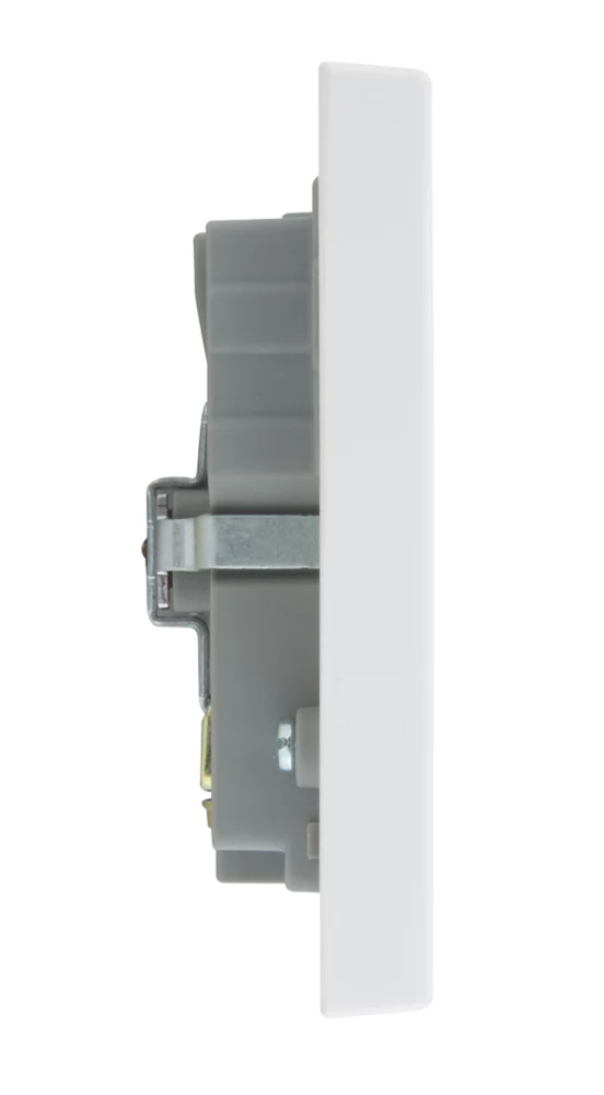 British General 900 Series 13A 2-Gang Unswitched Socket + 4.2A 4-Outlet Type A USB Charger White 5 British General 900 Series 13A 2-Gang Unswitched Socket + 4.2A 4-Outlet Type A USB Charger White - Image 3