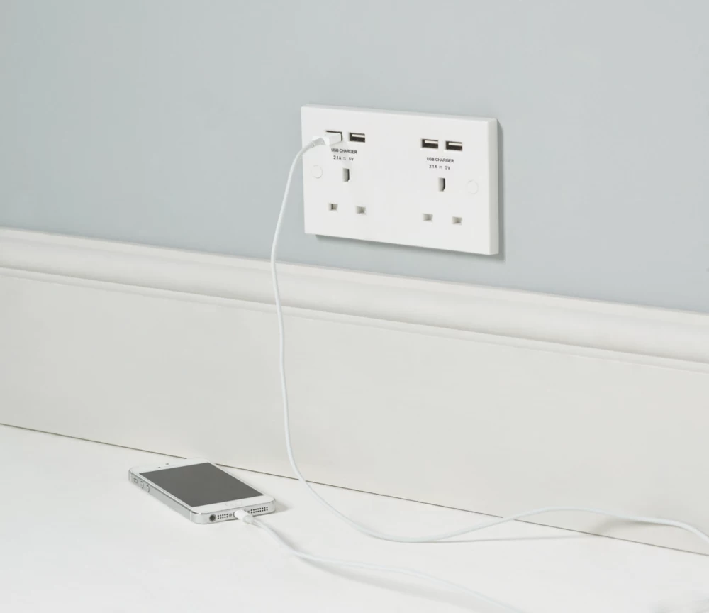 British General 900 Series 13A 2-Gang Unswitched Socket + 4.2A 4-Outlet Type A USB Charger White 6 British General 900 Series 13A 2-Gang Unswitched Socket + 4.2A 4-Outlet Type A USB Charger White - Image 4