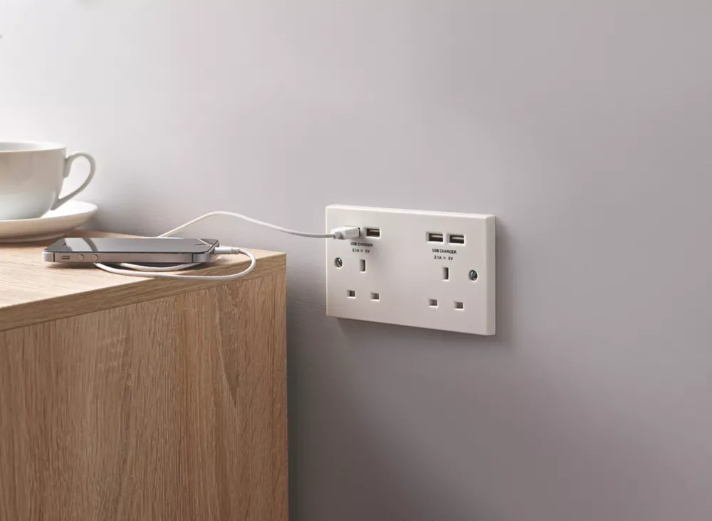 British General 900 Series 13A 2-Gang Unswitched Socket + 4.2A 4-Outlet Type A USB Charger White 7 British General 900 Series 13A 2-Gang Unswitched Socket + 4.2A 4-Outlet Type A USB Charger White - Image 5